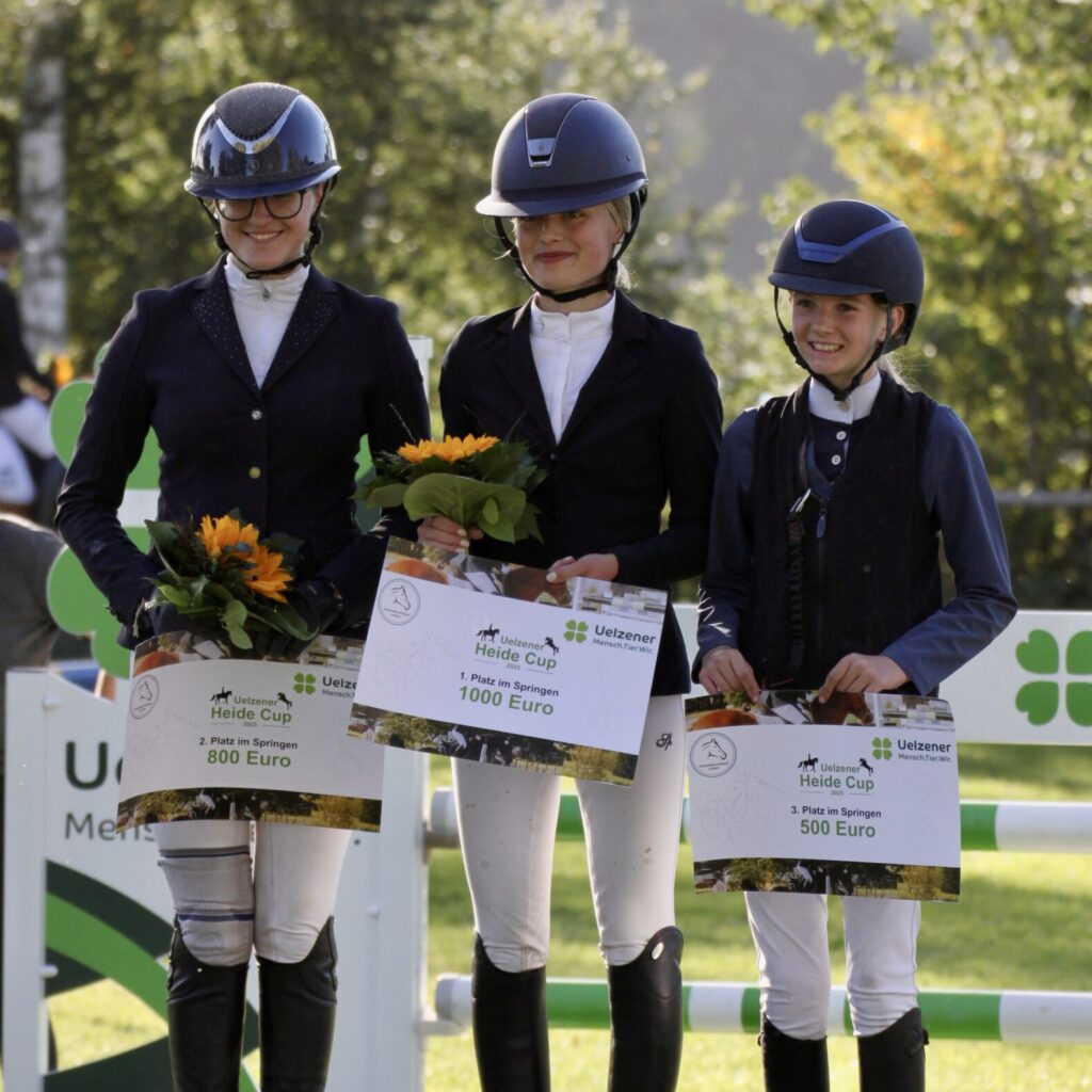 Siegerehrung Springen Klasse A beim Uelzener Heide Cup 2025 mit den erstplatzierten Reiterinnen